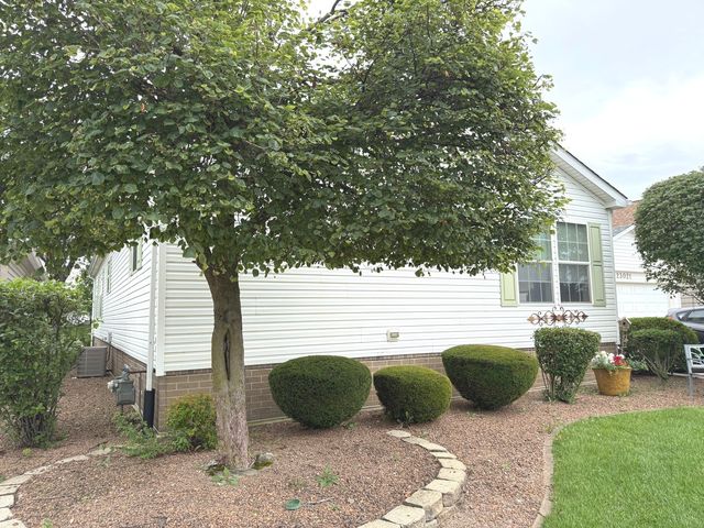 23021 S PINEHURST Drive, Frankfort, IL 60423