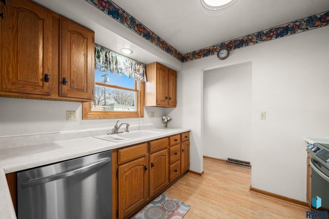 608 S Annway Dr Drive, Sioux Falls, SD 57103