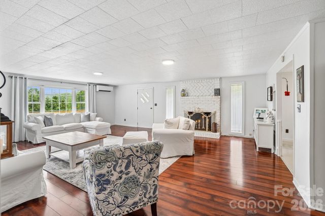 434 Dovers Branch Road, Burnsville, NC 28714