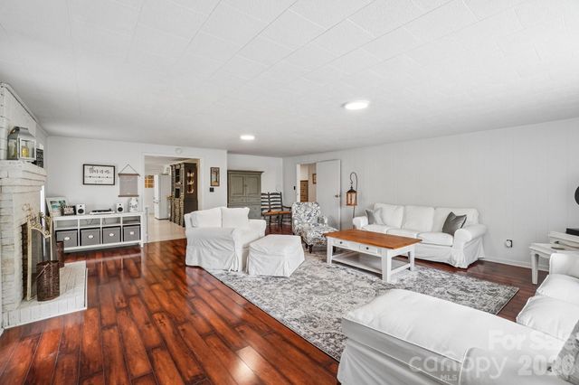 434 Dovers Branch Road, Burnsville, NC 28714