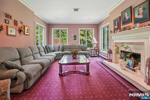 19 Scott Court, Allendale, NJ 07401