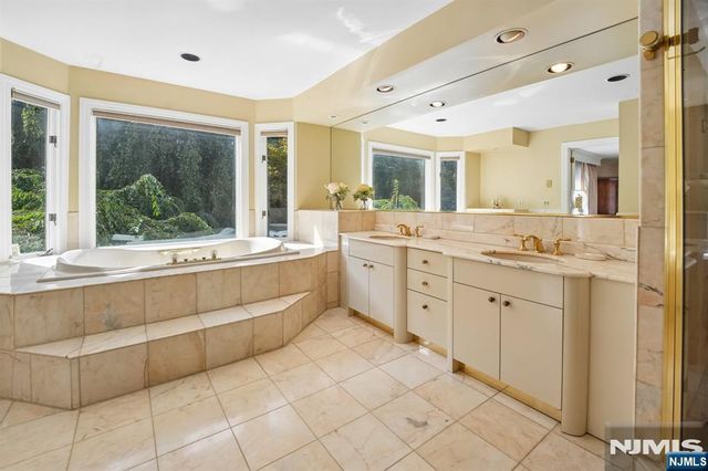 19 Scott Court, Allendale, NJ 07401