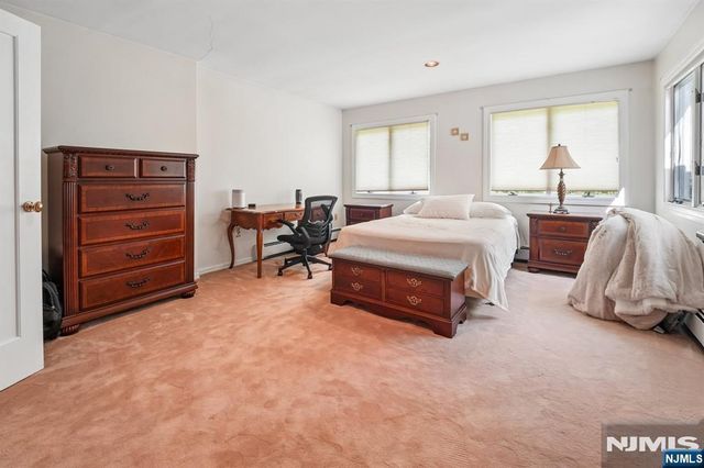 19 Scott Court, Allendale, NJ 07401