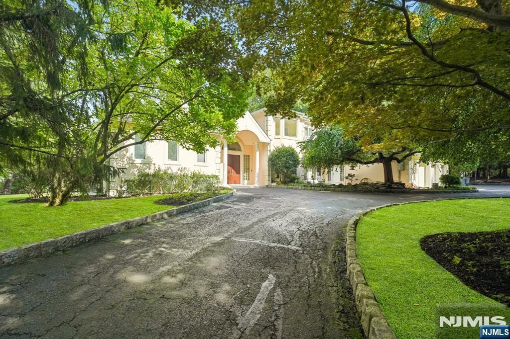 19 Scott Court, Allendale, NJ 07401