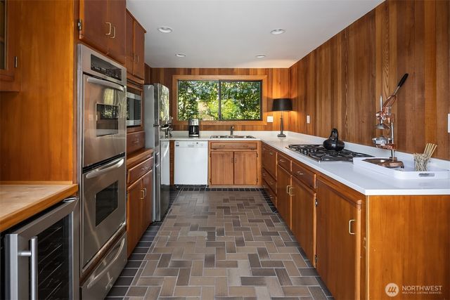 9242 NE 14th Street, Clyde Hill, WA 98004