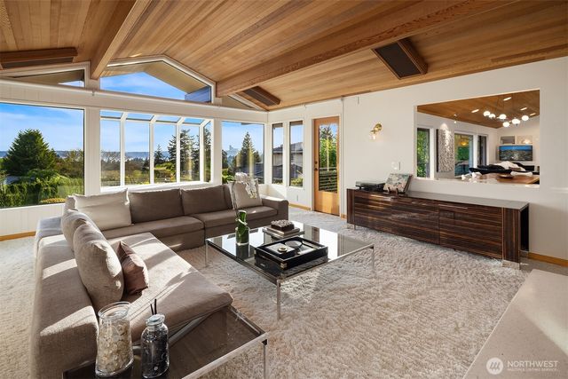 9242 NE 14th Street, Clyde Hill, WA 98004