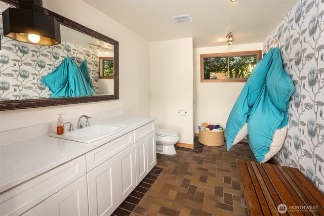 9242 NE 14th Street, Clyde Hill, WA 98004