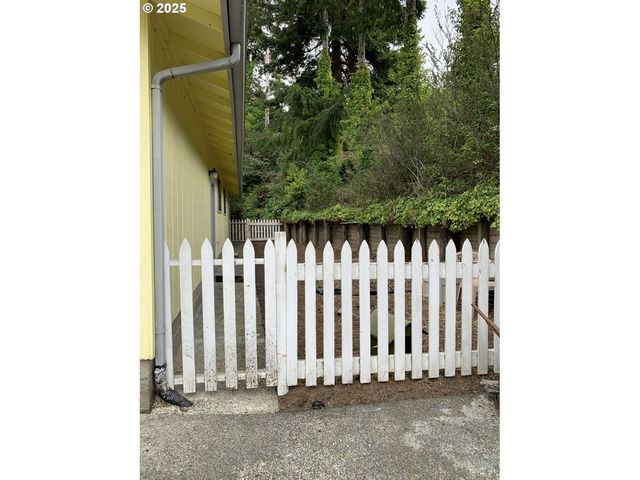 3511 SCOTT Ct, North Bend, OR 97459