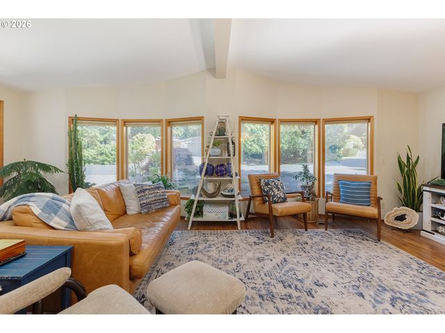 10 SEAGROVE Loop, Lincoln City, OR 97367