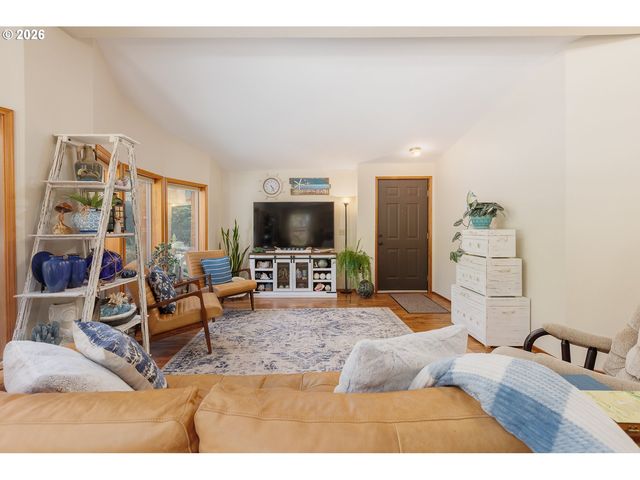 10 SEAGROVE Loop, Lincoln City, OR 97367