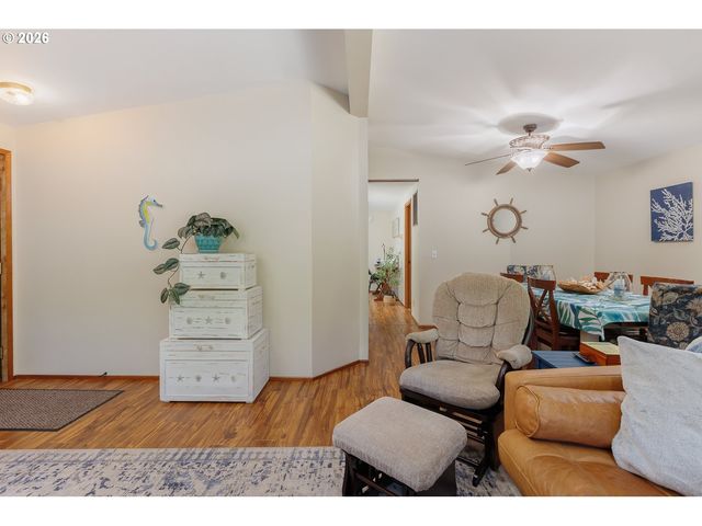 10 SEAGROVE Loop, Lincoln City, OR 97367