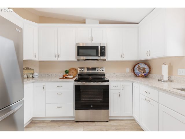 10 SEAGROVE Loop, Lincoln City, OR 97367