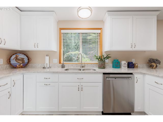 10 SEAGROVE Loop, Lincoln City, OR 97367