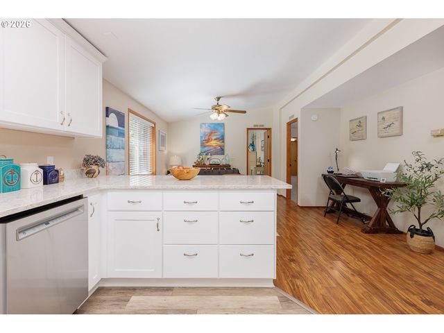 10 SEAGROVE Loop, Lincoln City, OR 97367