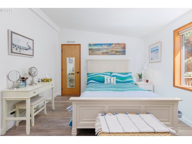 10 SEAGROVE Loop, Lincoln City, OR 97367