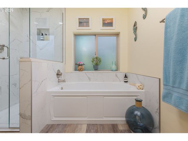 10 SEAGROVE Loop, Lincoln City, OR 97367