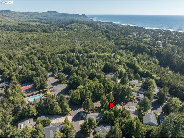 10 SEAGROVE Loop, Lincoln City, OR 97367