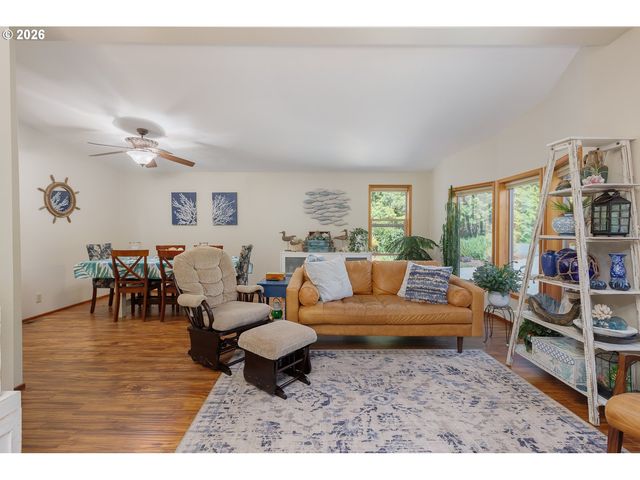 10 SEAGROVE Loop, Lincoln City, OR 97367