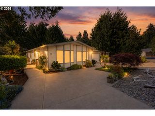 10 SEAGROVE Loop, Lincoln City, OR 97367