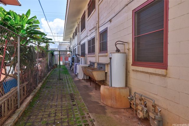 1823 Democrat Street, Honolulu, HI 96819