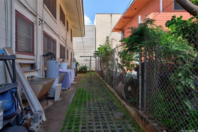 1823 Democrat Street, Honolulu, HI 96819