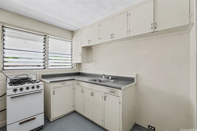 1823 Democrat Street, Honolulu, HI 96819