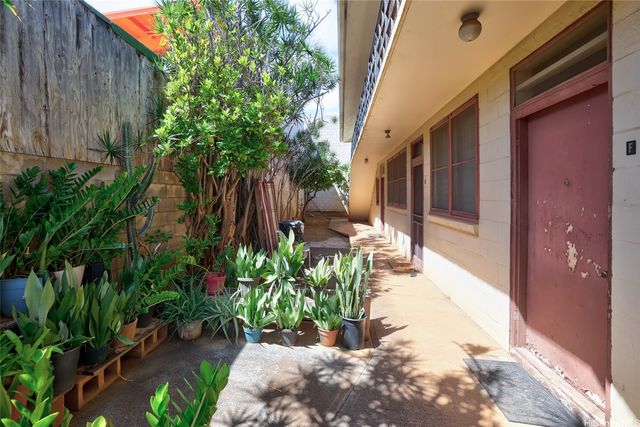 1823 Democrat Street, Honolulu, HI 96819