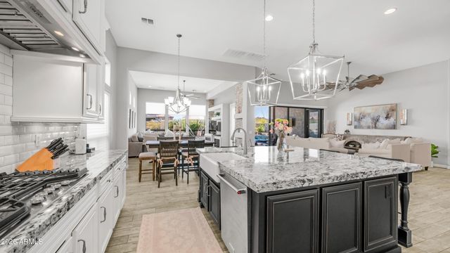 2219 N ESTATES Circle, Mesa, AZ 85207