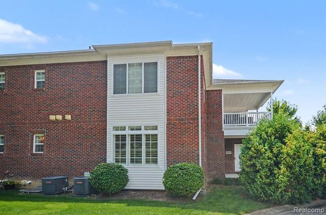 6996 Boulder Pointe Drive, Washington, MI 48094