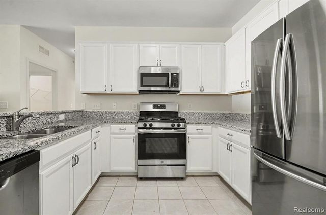 6996 Boulder Pointe Drive, Washington, MI 48094