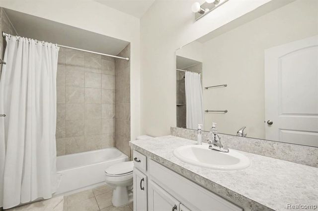 6996 Boulder Pointe Drive, Washington, MI 48094