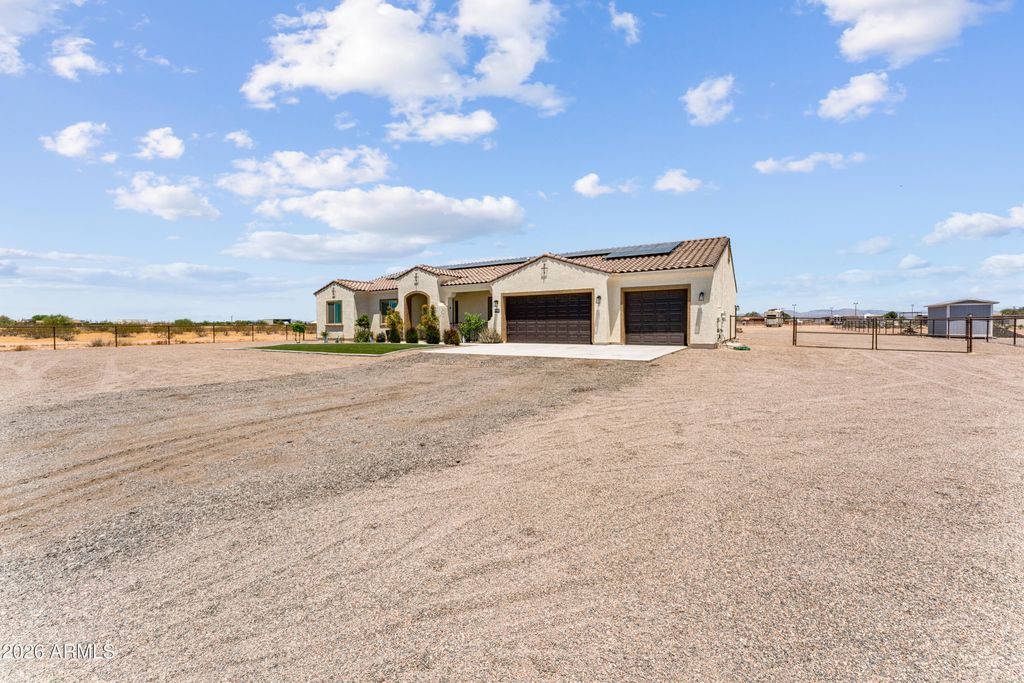 Image 13 of property listing at 21240 W MORNING VISTA Drive, Wittmann, AZ 85361