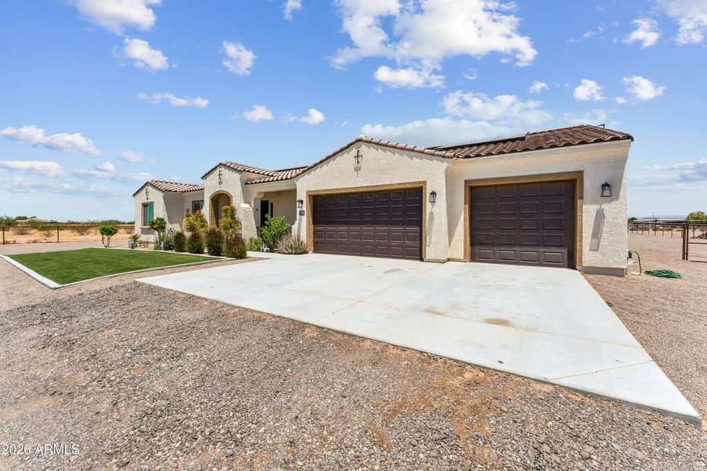 Image 15 of property listing at 21240 W MORNING VISTA Drive, Wittmann, AZ 85361