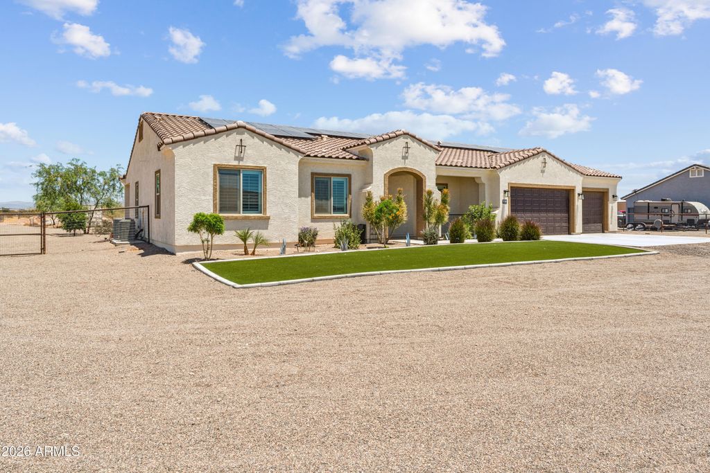 Image 5 of property listing at 21240 W MORNING VISTA Drive, Wittmann, AZ 85361