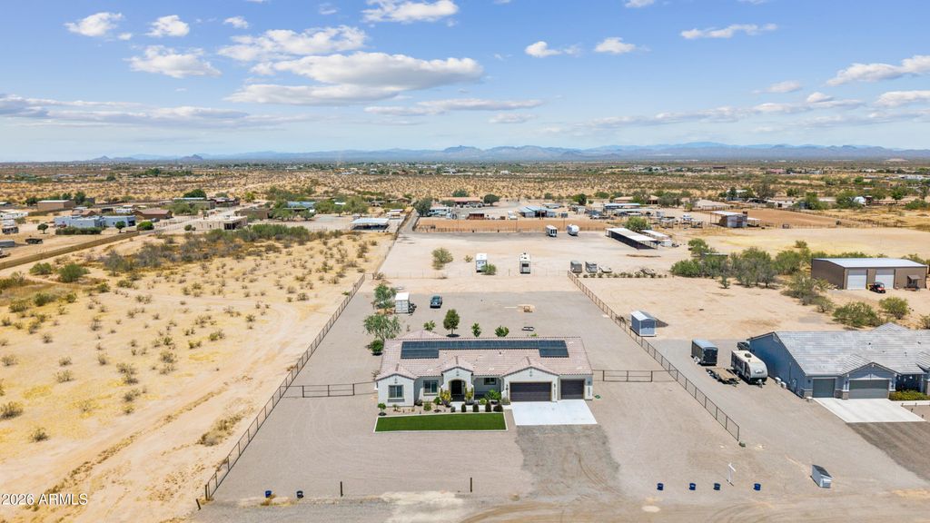 Image 9 of property listing at 21240 W MORNING VISTA Drive, Wittmann, AZ 85361
