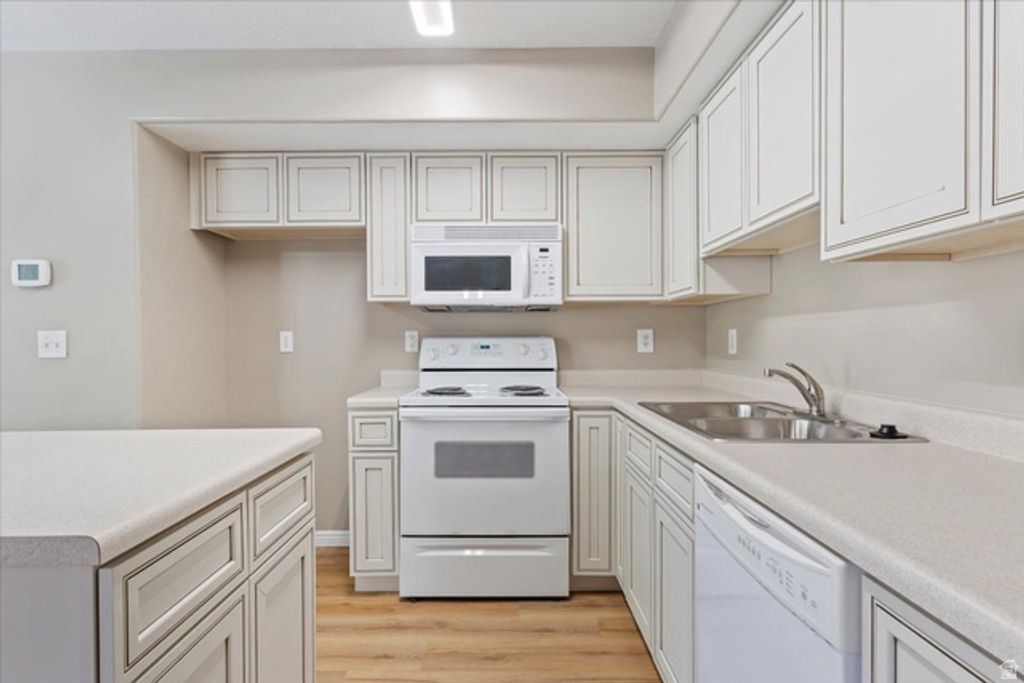 Image 10 of property listing at 4790 W BARLETTA CT, West Jordan, UT 84084