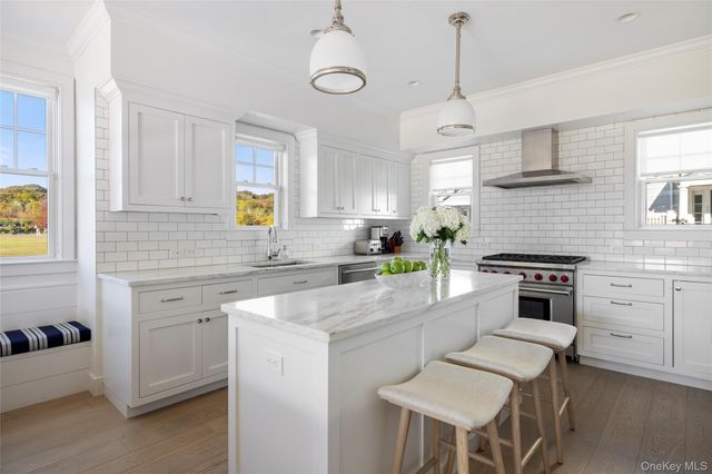 7 Old Boathouse Lane S, Hampton Bays, NY 11946