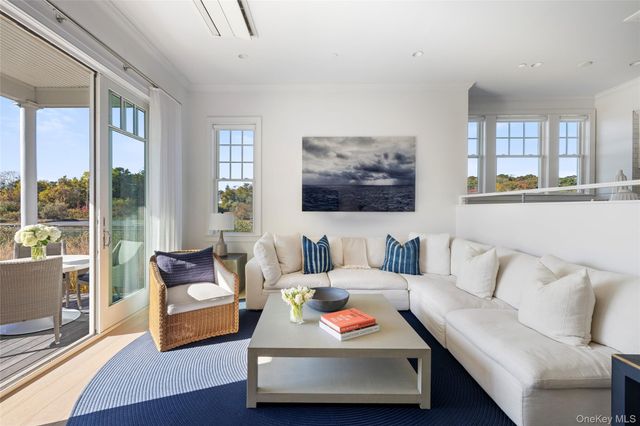 7 Old Boathouse Lane S, Hampton Bays, NY 11946