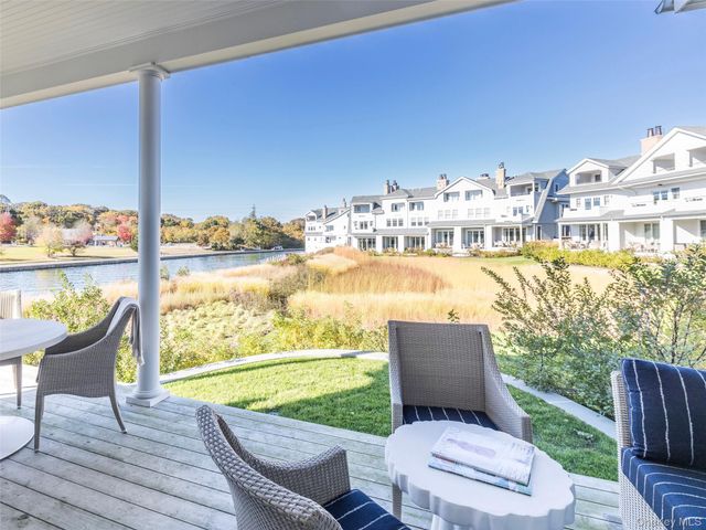 7 Old Boathouse Lane S, Hampton Bays, NY 11946