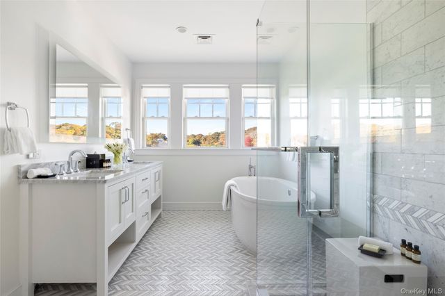 7 Old Boathouse Lane S, Hampton Bays, NY 11946