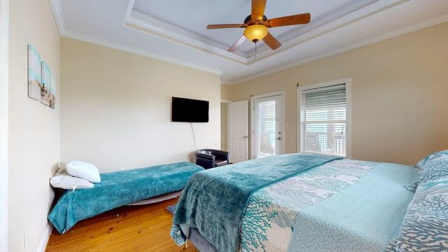 906 Helen Boulevard, Crystal Beach, TX 77650