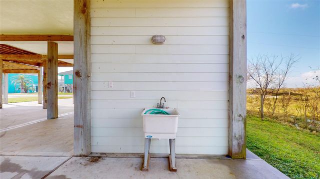 906 Helen Boulevard, Crystal Beach, TX 77650