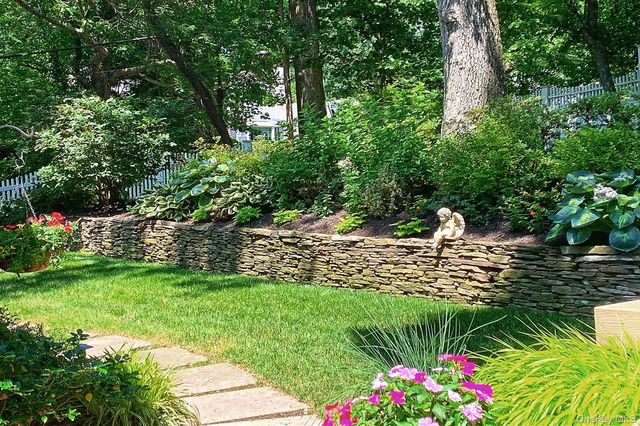 2 Montana Place, Huntington Station, NY 11746