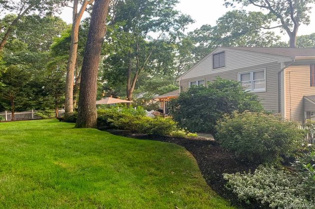 2 Montana Place, Huntington Station, NY 11746