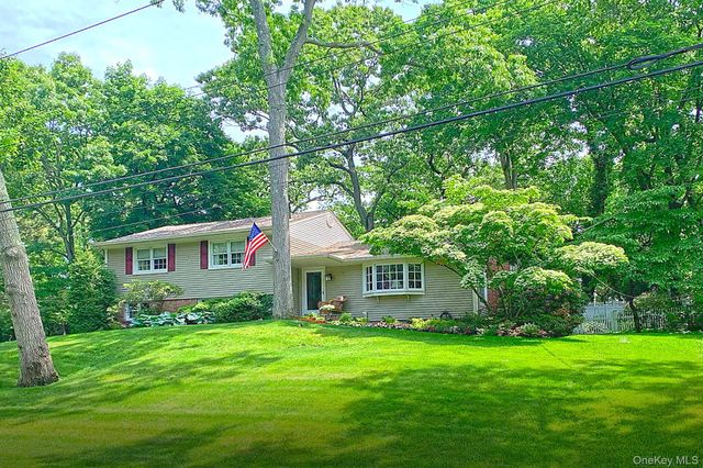 2 Montana Place, Huntington Station, NY 11746