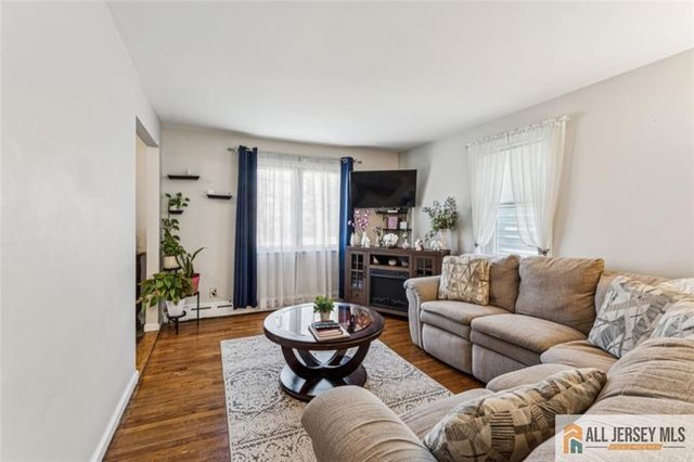 33 Safran Avenue, Edison, NJ 08837