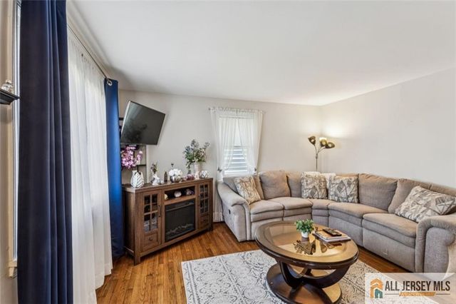 33 Safran Avenue, Edison, NJ 08837