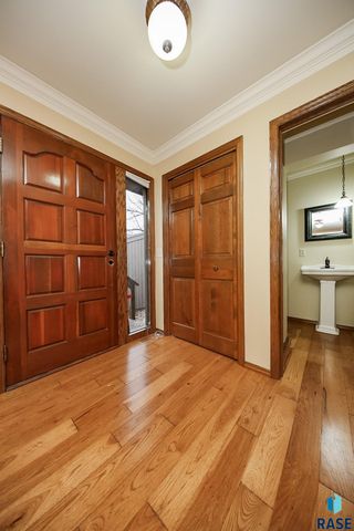 4611 S Duluth Ave, Sioux Falls, SD 57105