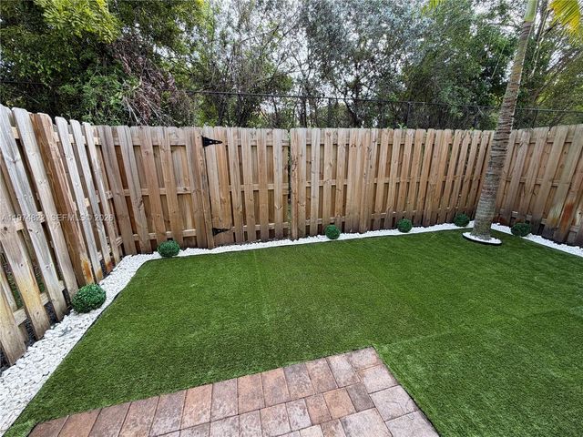 211 SW 159th Ter, Pembroke Pines, FL 33027