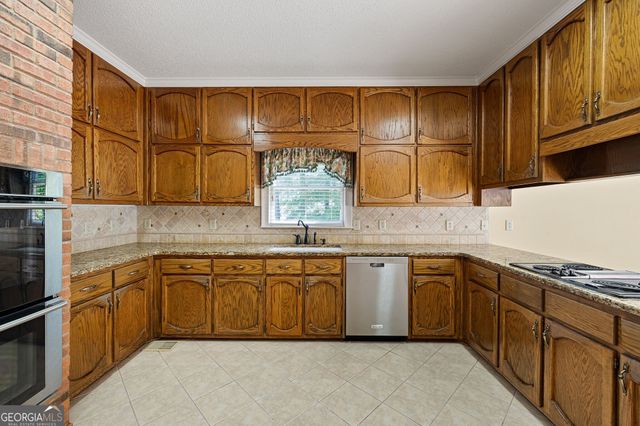 280 Camelot Drive, Fayetteville, GA 30214